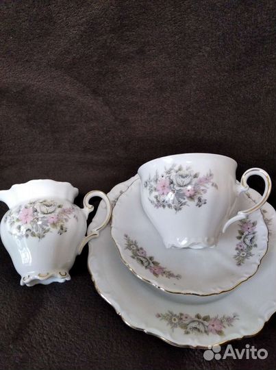 Сервиз -тарелки, блюдца, чашки