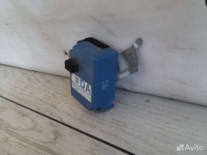 Lexus LX 570 Блок антенны