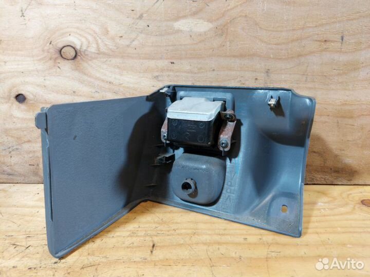 Пластиковая деталь салона Isuzu Elf NHR85A 4jjtcn