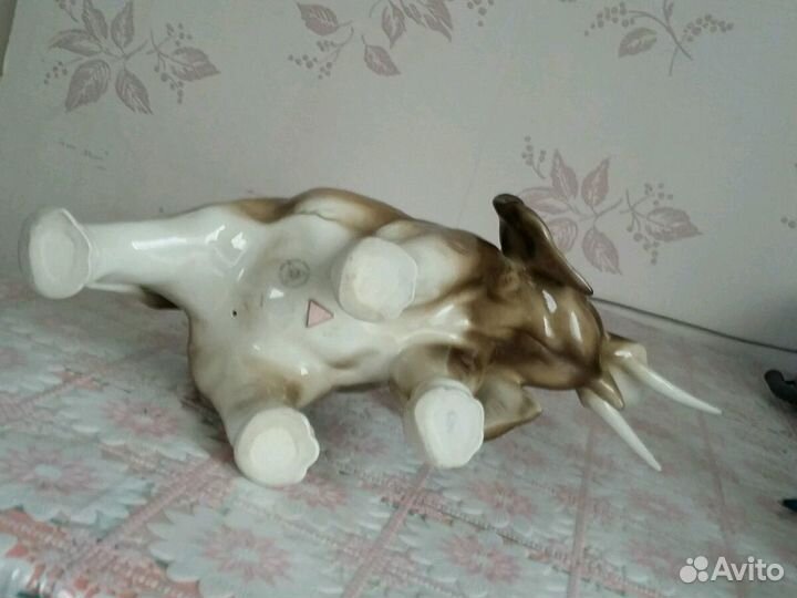 Фарфоровая статуэтка слон