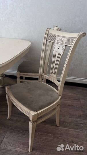 Кухонный стол и 5 стульев