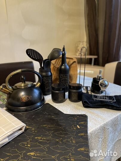 Набор кухонных принадлежностей и детский кулер