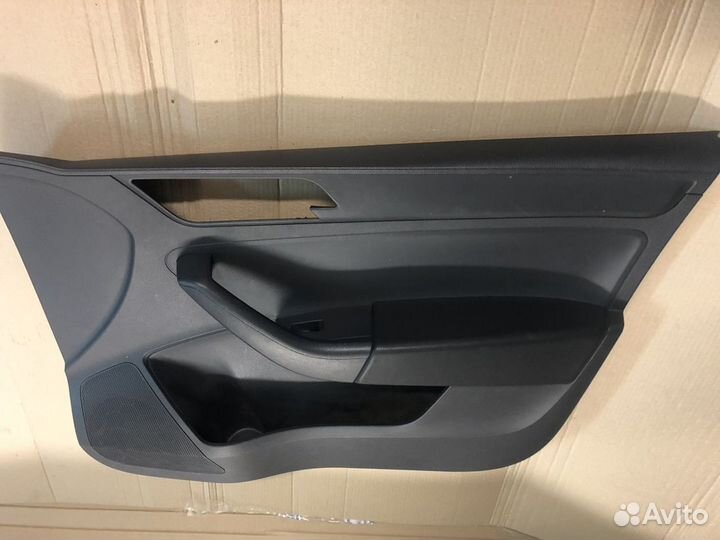 Дверная карта передней правой двери Skoda Rapid