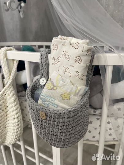 Вязаная корзина на кроватку
