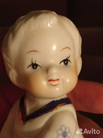 Фарфоровая статуэтка 