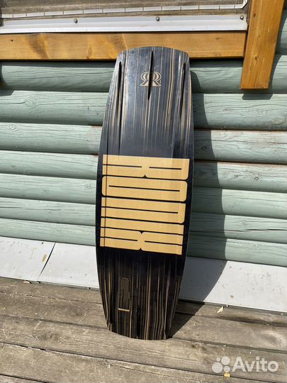 Вейкборд с креплениями