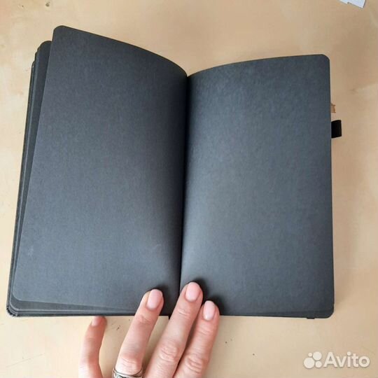 Скетчбук с чёрными страницами