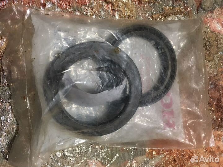 Сальник + пыльник пера вилки honda