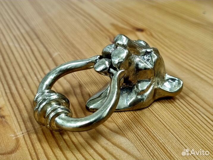 Мебельная ручка из бронзы «львица»