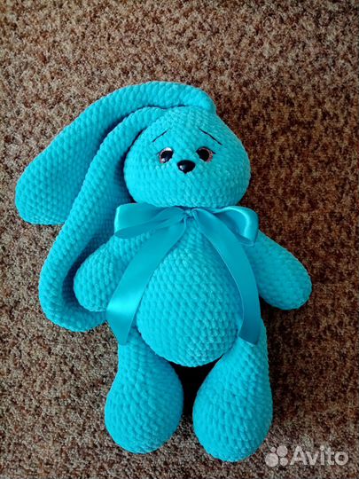 Вязаный плюшевый зайка с длинными ушами