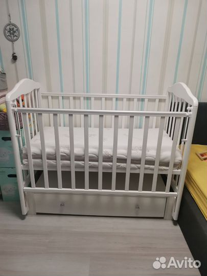 Детская кроватка с маятником и ящиком + матрас