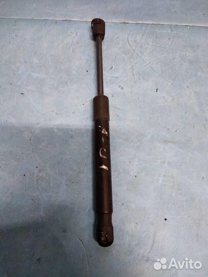 Амортизатор крышки багажника 8d5827550g