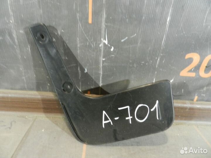 Брызговик задний правый -Nissan Tiida C11