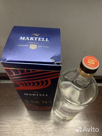 Пустая бутылка от коньяка Martell vsop