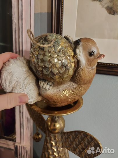 Белка с орехом