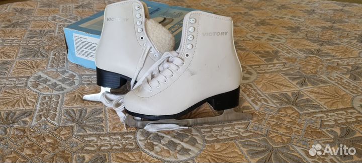 Коньки фигурные 34 размера утепленные