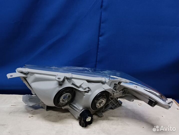 Фара правая Toyota Highlander 2 У40 2007-2013