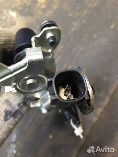 Замок нижнего борта Toyota LC 200