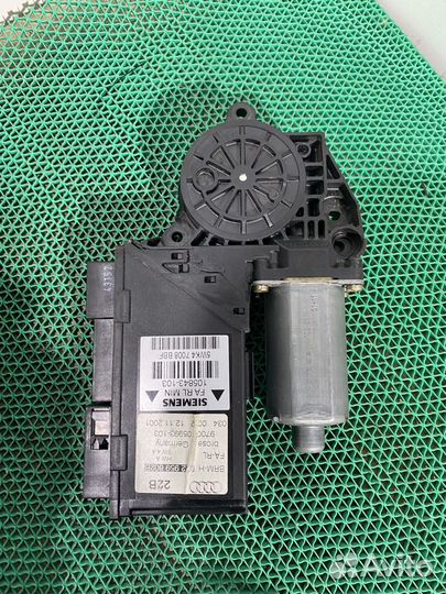 Моторчик стеклоподьемника передний прав Audi A4 B6