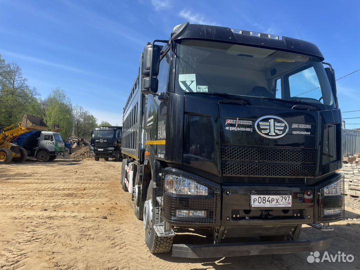 Водитель самосвала