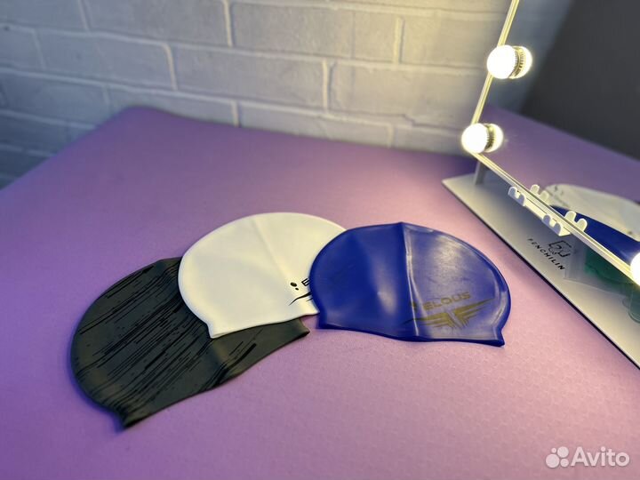 Для плавания очки и шапочки