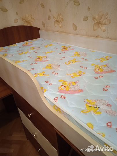 Детская кровать чердак со столом