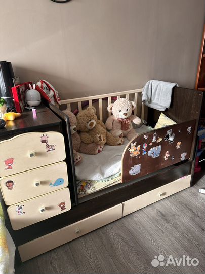Детская кроватка с маятником и ящиком