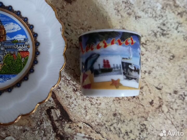 Сувенирная чашечка и блюдце