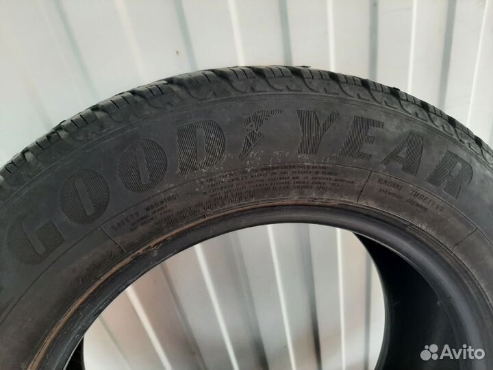 Goodyear UltraGrip 215/65 R16 98T