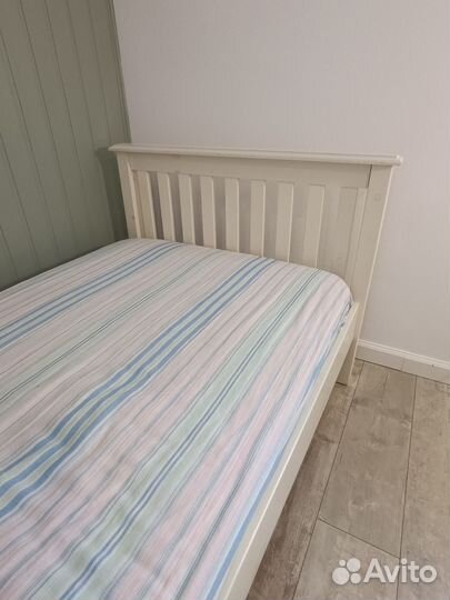 Деревянная кровать из массива