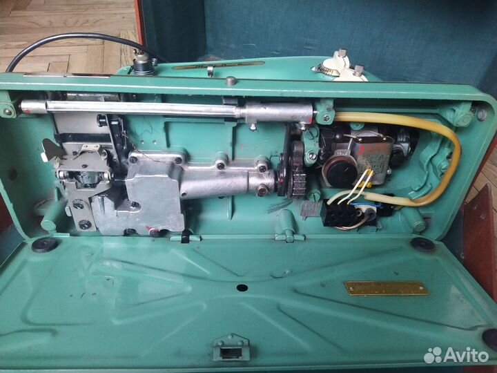 Швейная машина 