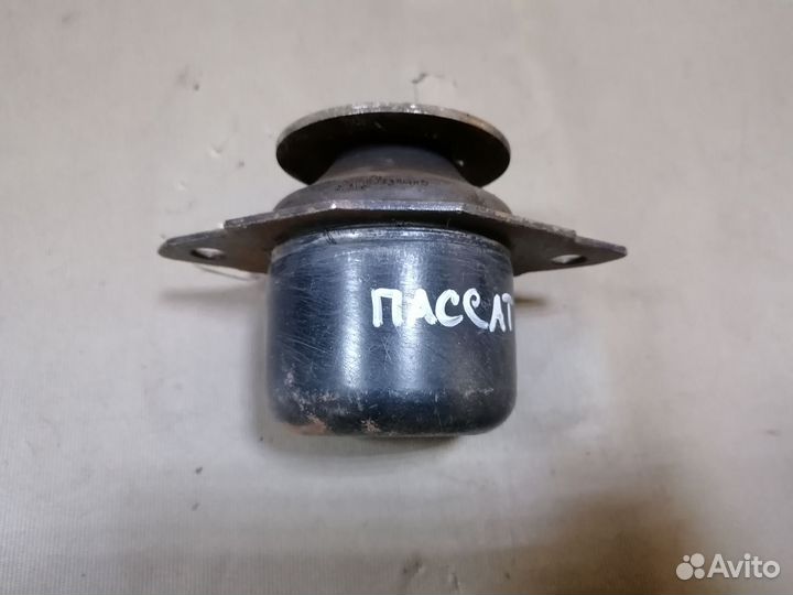 Опора двигателя передняя Volkswagen Passat B4 1995
