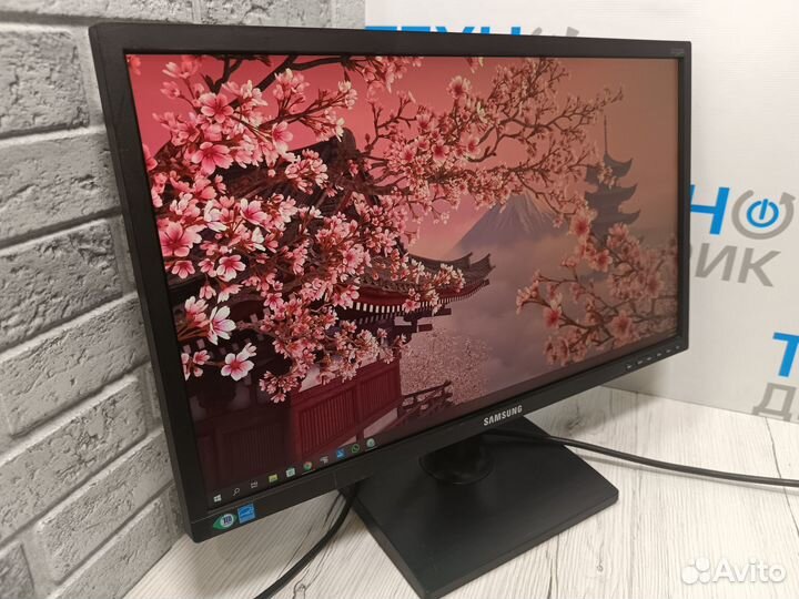 ЖК монитор 21.5