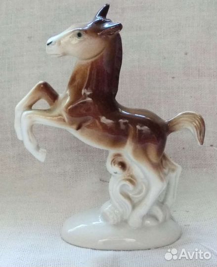 Конь фарфор