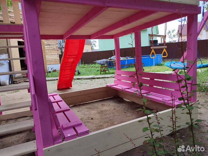 Детские деревянный домик на сваях