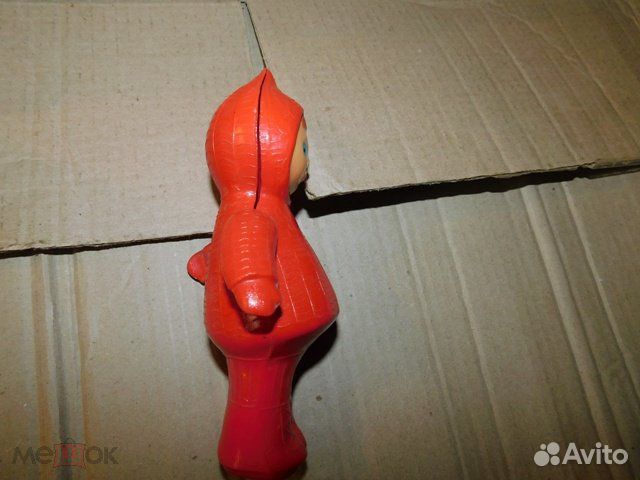 Старинная игрушка целлулоид девочка-кукла в красно