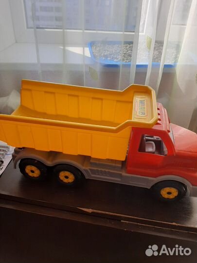 Игрушка самосвал большой