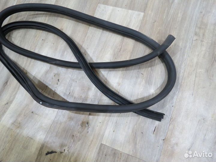 Уплотнитель двери передний левый Kia Rio 3