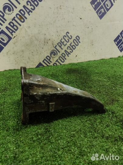 Кронштейн опоры двигателя правый Bmw E34 седан 2.0