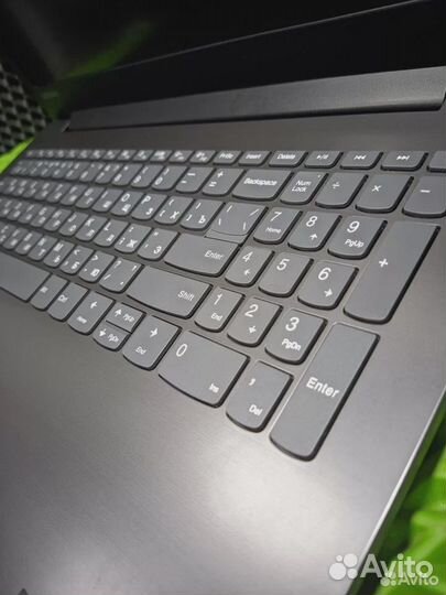 Ноутбук Lenovo Ryzen3/SSD256/Vega3