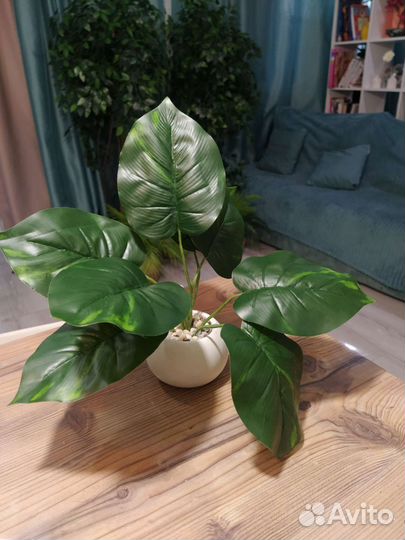 Искусственные цветы в горшках