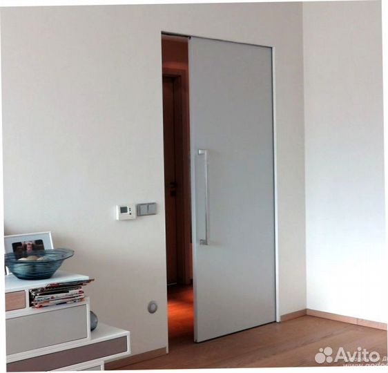 Двepь откатная глухая