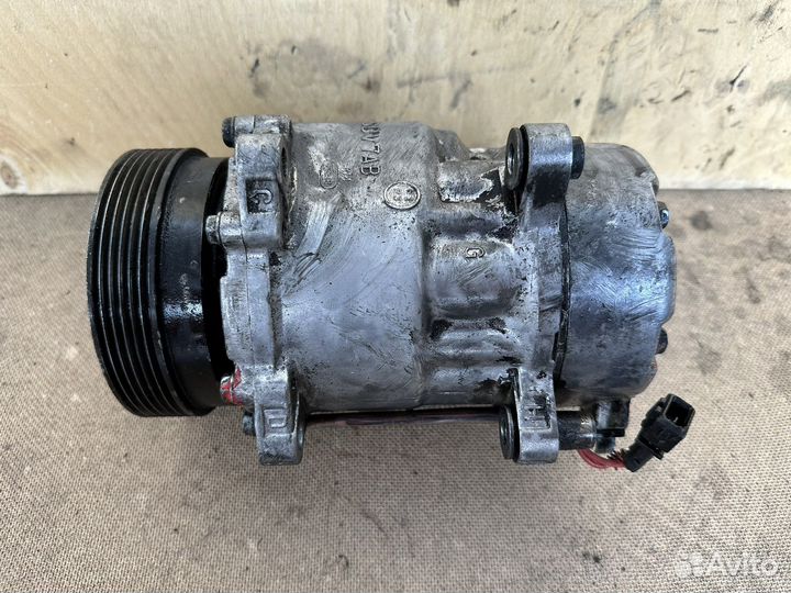 Компрессор кондиционера VW Passat 4 1H0820803D