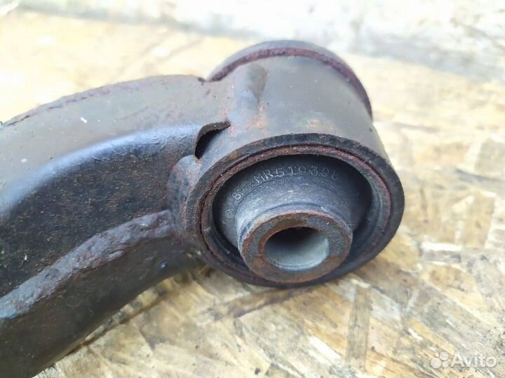 Рычаг Mitsubishi Pajero 4 передний верхний правый