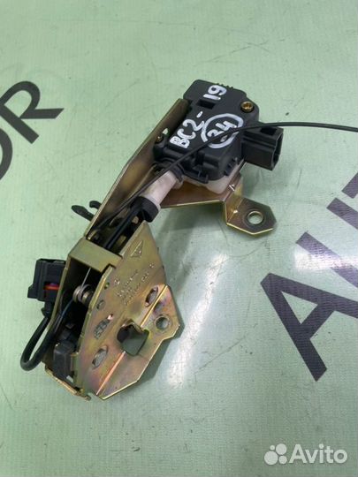 Замок стекла багажника Volkswagen Touareg 7L