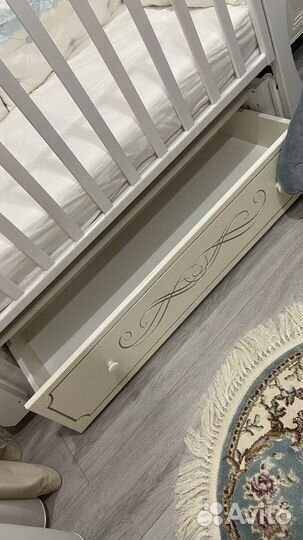 Детская кроватка с маятником и ящиком