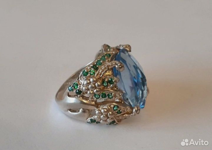 Серебряный перстень с топазом и цирконами.16,5-17