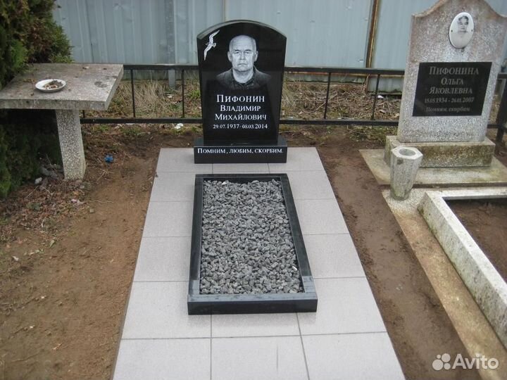 Памятник из черного гранита