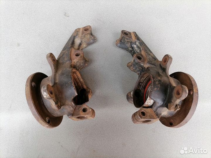 Кулак поворотный передний для Audi 80 (B3) 1990г