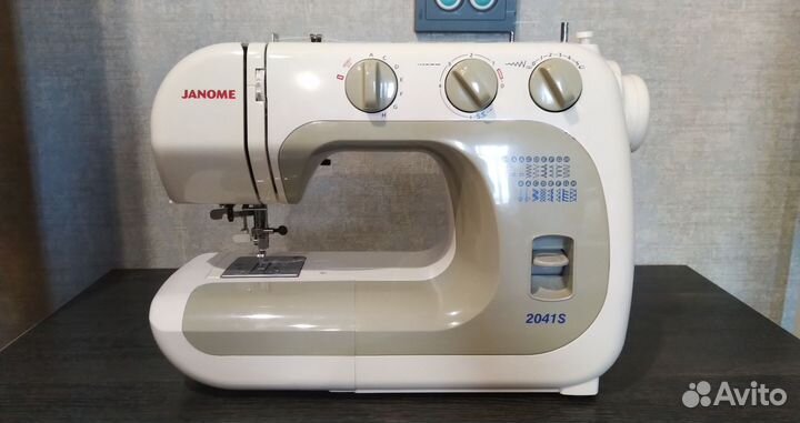 Швейная машина Janome 2041S